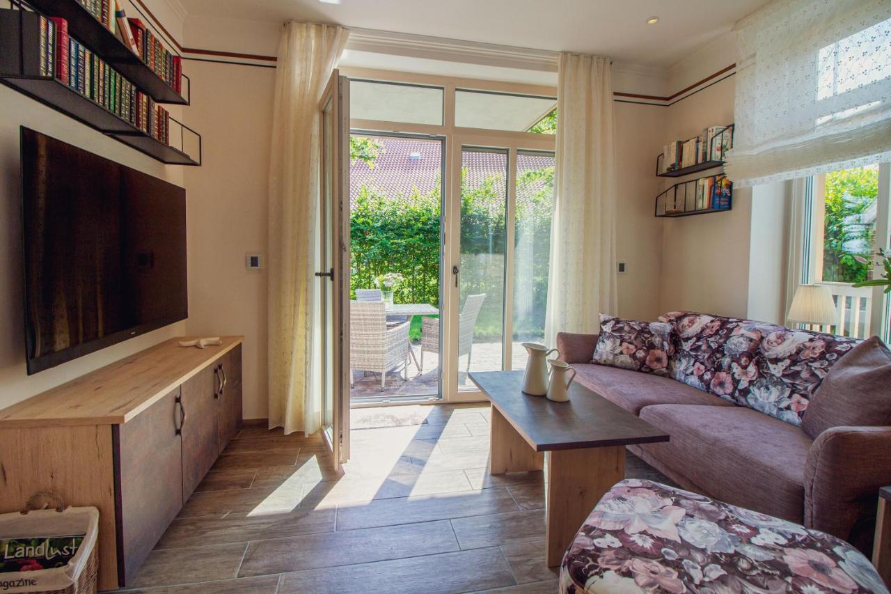 Up Besoeoek - Magnolie Mit Sauna Krummhörn Esterno foto
